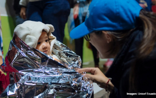 Imagen de Unicef Ecuador de niña con manta térmica