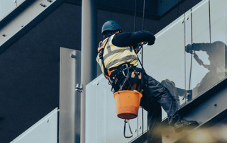 Trabajador expuesto al riesgo de altura